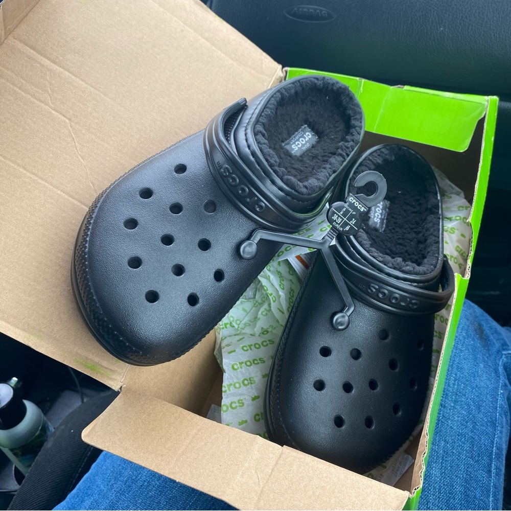 NWT CROCS Classic Fur Lined
Clogs Womens 6.5